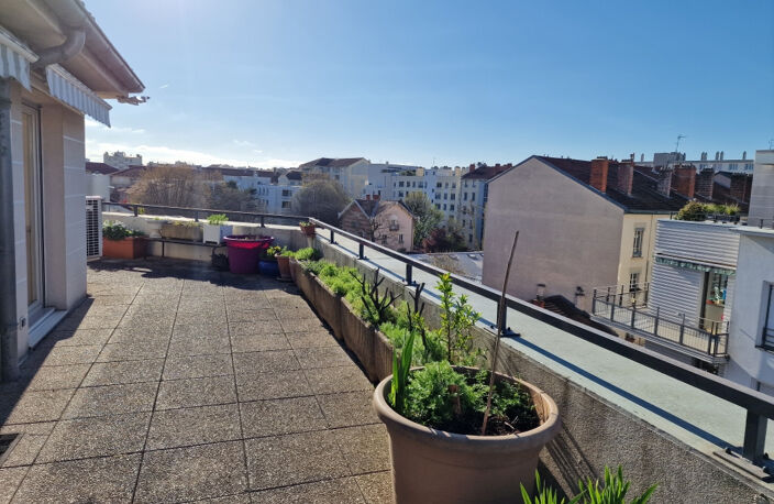 LYON 8 - QUARTIER MONPLAISIR - T3 AVEC TERRASSE PLEIN CIEL — photo 2