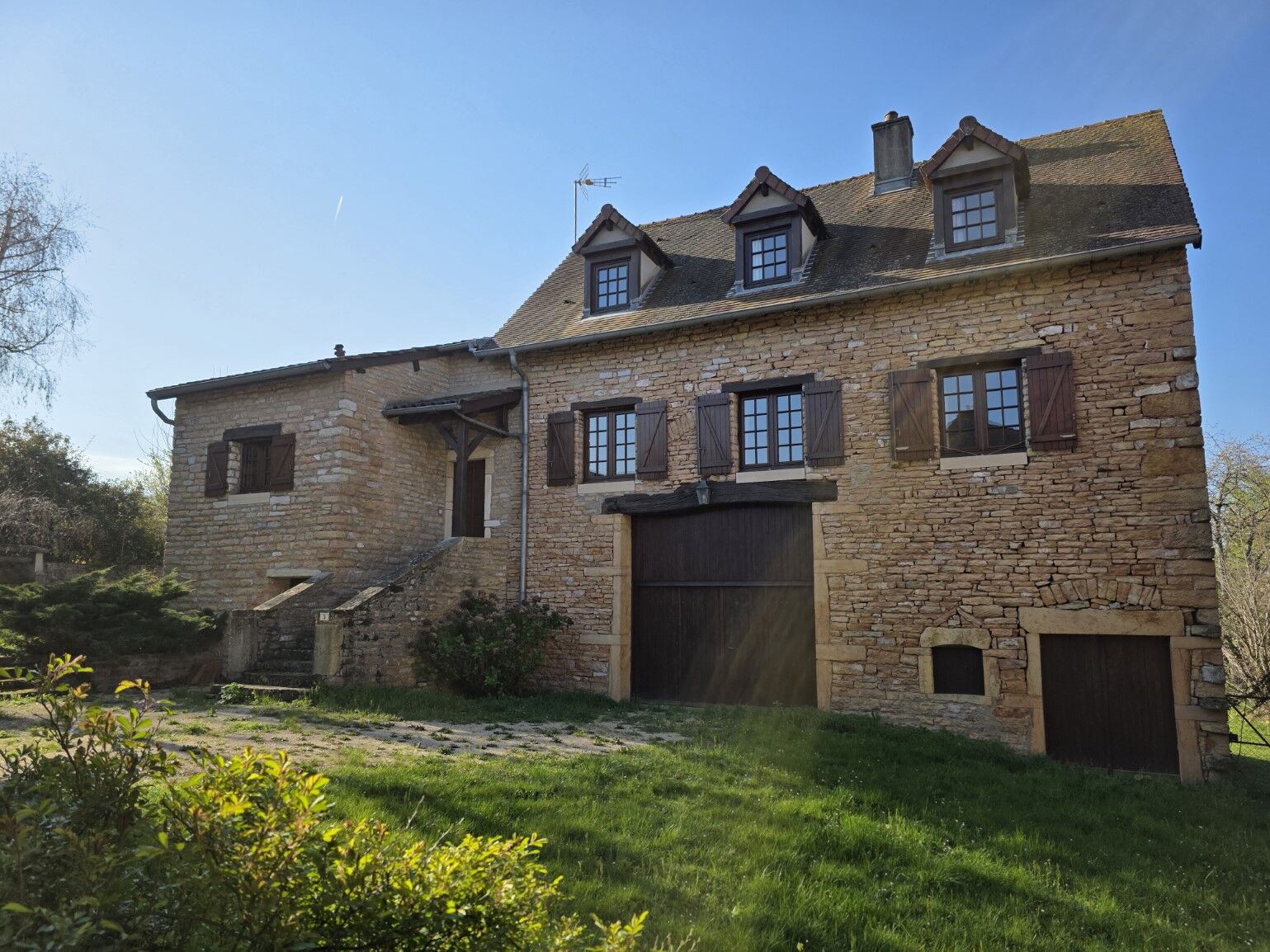 Belle situation en Bourgogne sud environs Brancion. Grande maison de caractère.