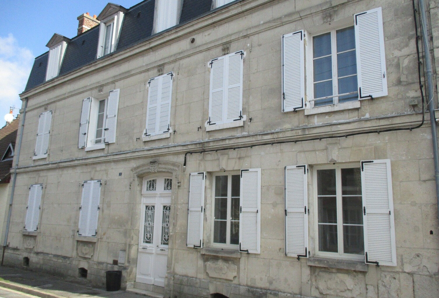 DANS UN BEL IMMEUBLE ANCIEN — photo 1