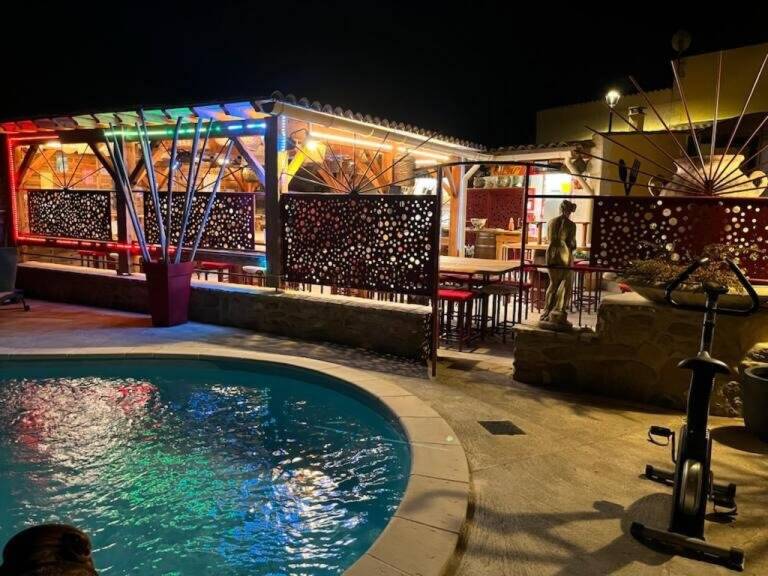 Bar tapas extérieur avec patio couvert et piscine l'été,  restaurant table unique l'hiver et appartement privé de 50m². — photo 1
