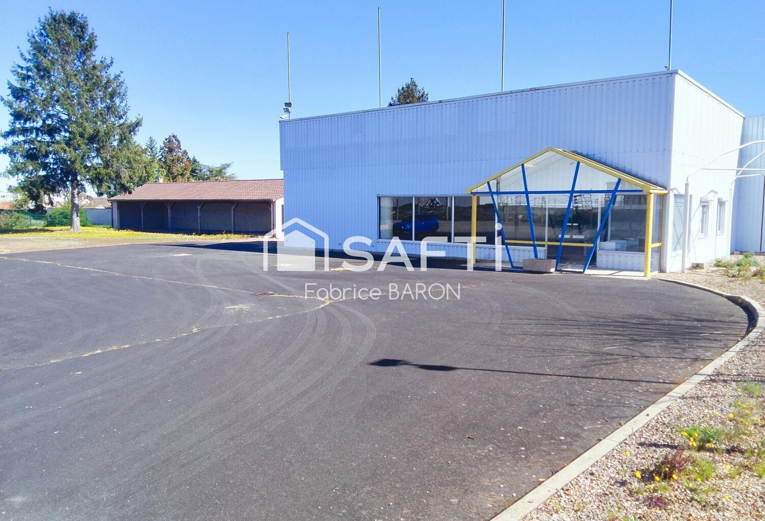 Local commercial dans zone commerciale — photo 1