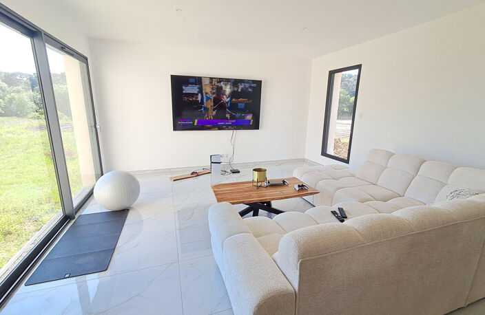 À VENDRE- VILLA NEUVE DE PLAIN PIED AVEC PISCINE- AUJARGUES — photo 2