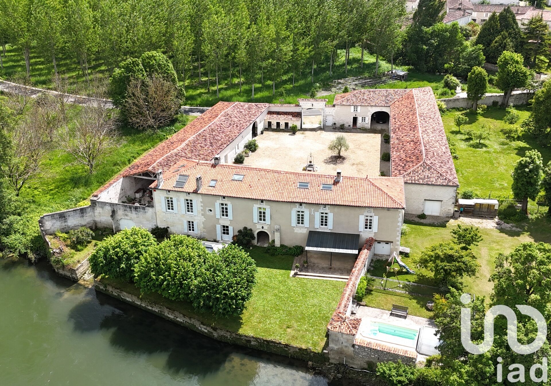 Bourg-Charente - 410m² - 10p. - 4ch.
