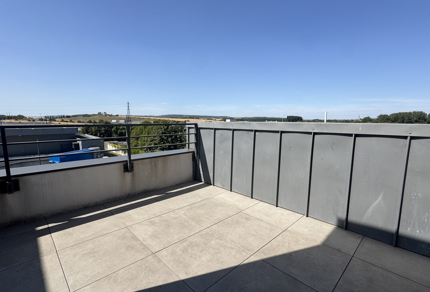 EN EXCLUSIVITÉ - APPARTEMENT TYPE 3 TERRASSE + STATIONNEMENT — photo 1