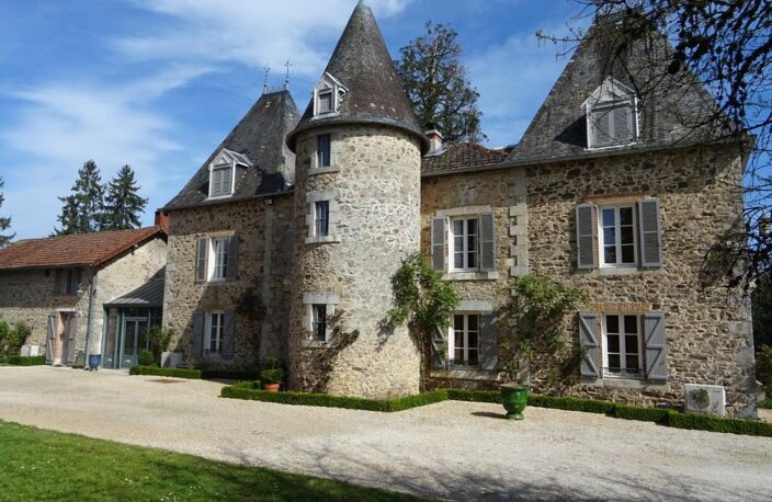 SECTEUR SAINT HILAIRE LES PLACES PROCHE DE NEXON EN HAUTE VIENNE MAGNIFIQUE MANOIR DU 17EME DE 280 M² HABITABLES SUR 17862 M² DE TERRAIN AVEC UN ETANG DE 6000 M² ET PISCINE — photo 3