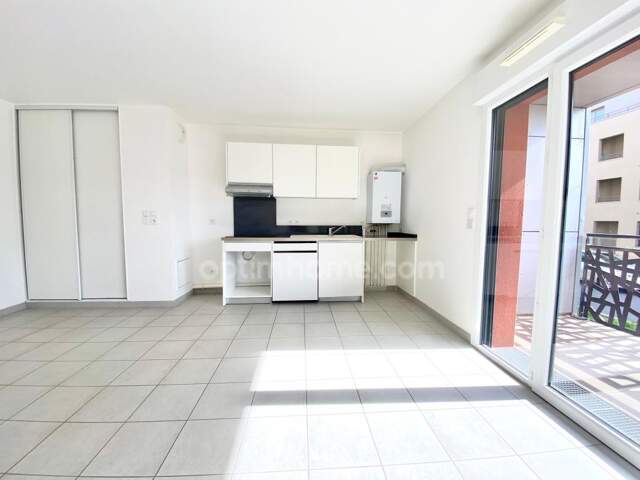 Appartement T3 ultra lumineux avec balcon - Garage fermé - Place de stationnement privative — photo du bien