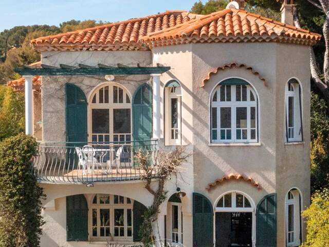 VENTE - CASSIS - MAISON 1930 AVEC DEPENDANCE ET PISCINE- VUE MER — photo du bien