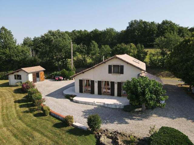 Vue imprenable sur les montagnes pour cette maison immaculée de 2/3 chambres qui est à vendre près de Marciac DPE C — photo du bien
