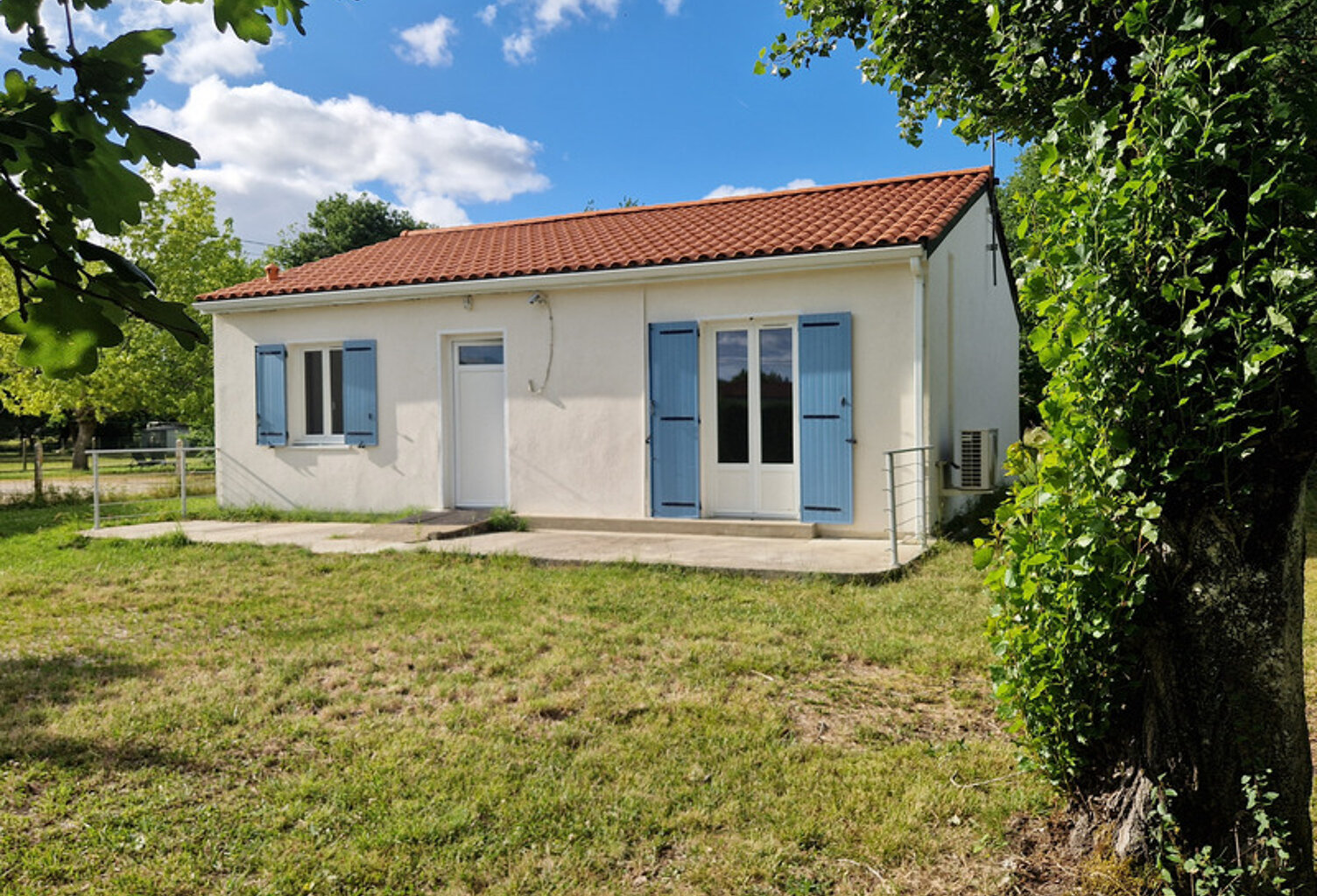 Maison à vendre 4 pièces MONTENDRE (17)- 77 m² habitables-Terrain 1 336 m² — photo 1