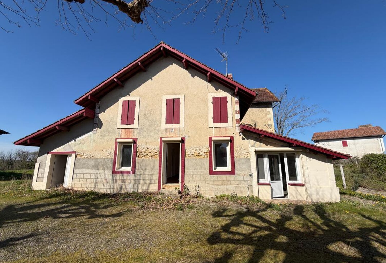 Maison de 130 m² à rénover sur environ 2000 m² et combles aménageables — photo 1