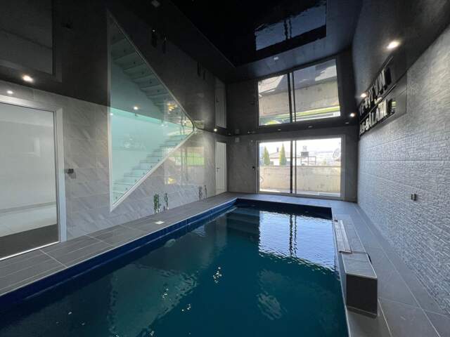 MAISON D’ARCHITECTE – 260 M², PISCINE INTÉRIEURE ET 5 CHAMBRES AUX PORTES D’ANNECY — photo du bien