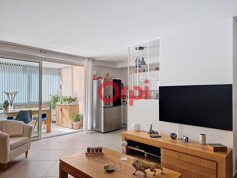 Appartement À Vendre à la SEYNE SUR MER, TAMARIS  t3 de 66m² avec véranda et cave — photo 1