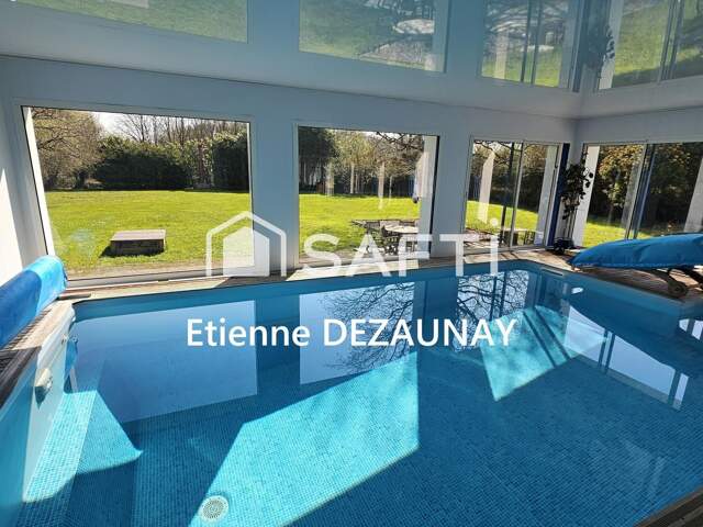 Maison d'architecte avec piscine intérieure — photo du bien
