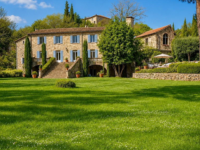 DOMAINE DE CARACTÈRE EN ARDÈCHE, 2 HECTARES, RIVIÈRE, PISCIN — photo 1