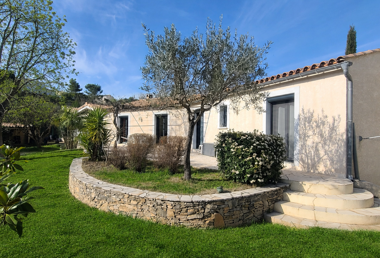 CABRIERES - VILLA PLAIN-PIED, CLIMATISEE, 4 CHAMBRES DONT 1 — photo 1