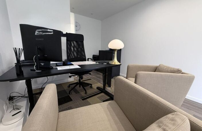 Local commercial / bureau — photo 2