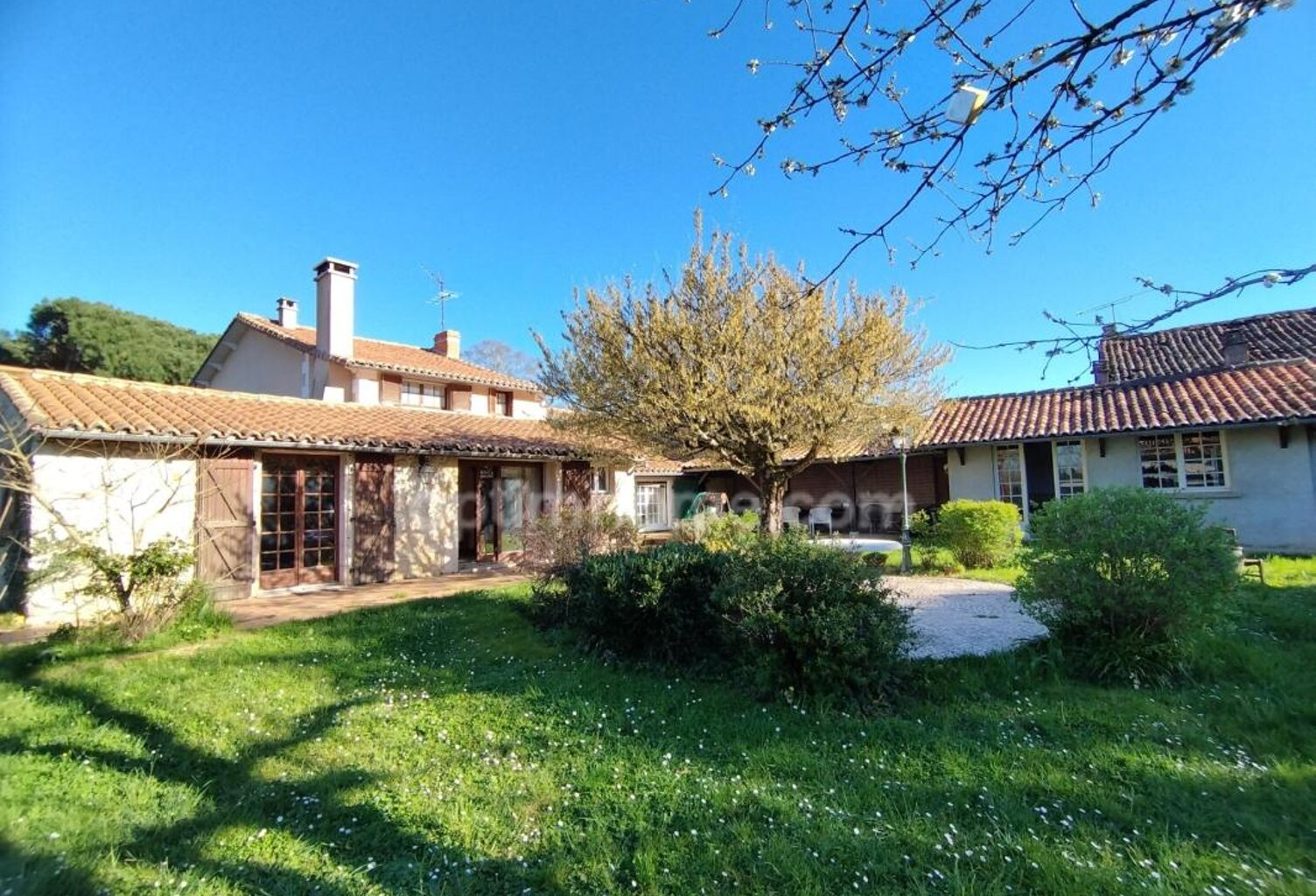 Charente, proche La Rochefoucauld, maison 200 m², piscine couverte avec terrain 5529 m² — photo 1