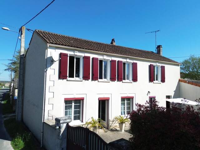 EN EXCLUSIVITÉ ! Maison de 145m² avec dépendances et terrain de 1900m² - LUXÉ (16) — photo du bien