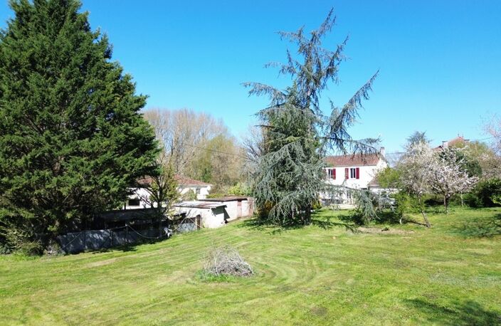 EN EXCLUSIVITÉ ! Maison de 145m² avec dépendances et terrain de 1900m² - LUXÉ (16) — photo 2