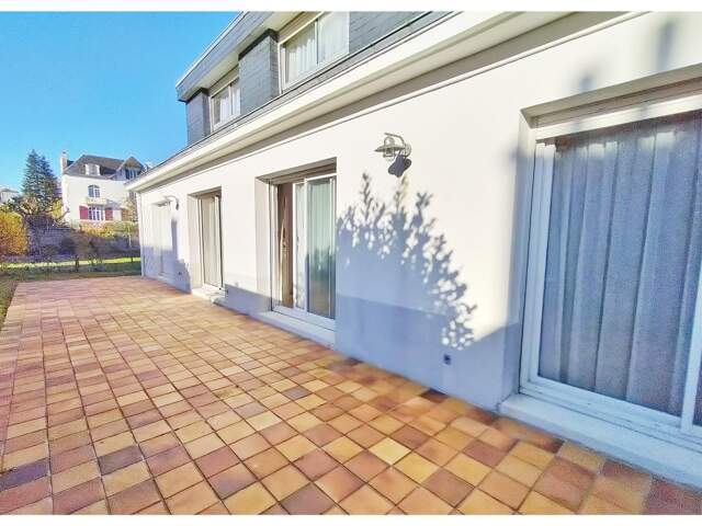 Maison à vendre 9 pièces VANNES (56)-Garage-jardin — photo du bien