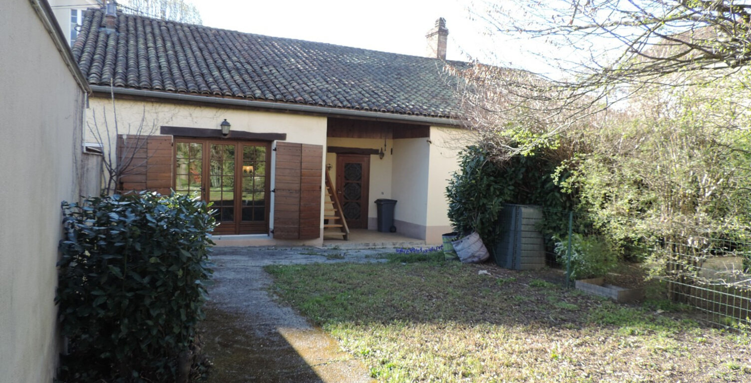 Dpt Ain (01), à vendre BOURG EN BRESSE, maison de caractère avec dépendance et fort potentiel – Terrain de 570 m² — photo 1