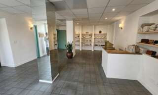 Commerce  68 m² à louer à Saint-Genis-Laval (69230)