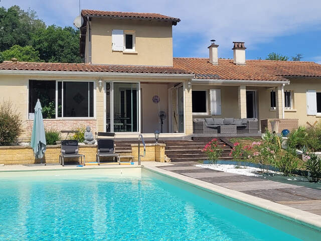 Maison chaleureuse! 2 cuisines. 4/5 chambres. 2 SDE.2 wc. Ss/sol. Garage. Piscine 11 X 6M. 2 Terrasses. Jardin clos de  2678 m2 — photo du bien