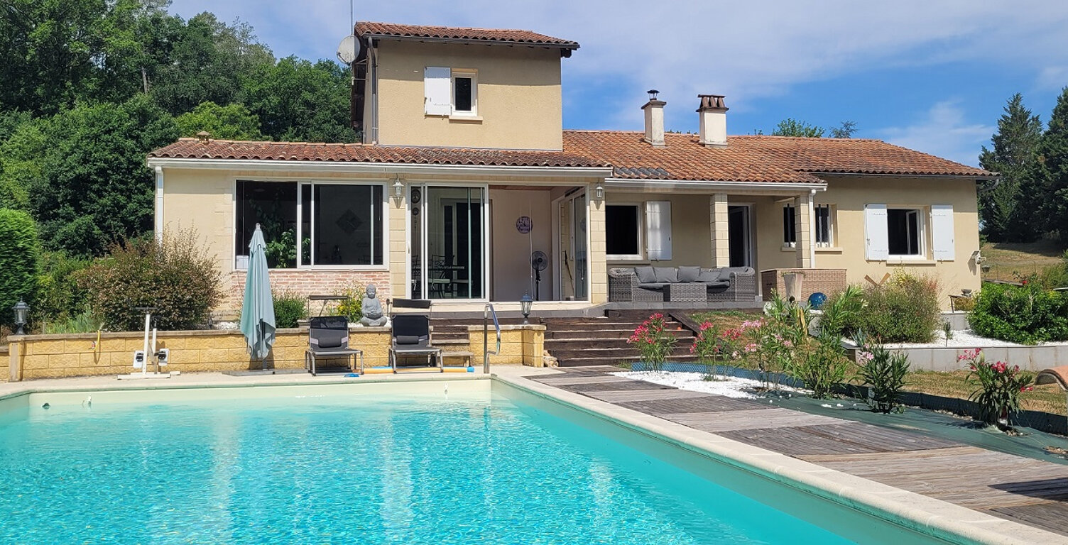 Maison chaleureuse! 2 cuisines. 4/5 chambres. 2 SDE.2 wc. Ss/sol. Garage. Piscine 11 X 6M. 2 Terrasses. Jardin clos de  2678 m2 — photo 1