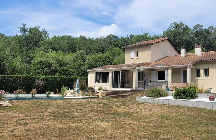 Maison chaleureuse! 2 cuisines. 4/5 chambres. 2 SDE.2 wc. Ss/sol. Garage. Piscine 11 X 6M. 2 Terrasses. Jardin clos de  2678 m2 — photo 2