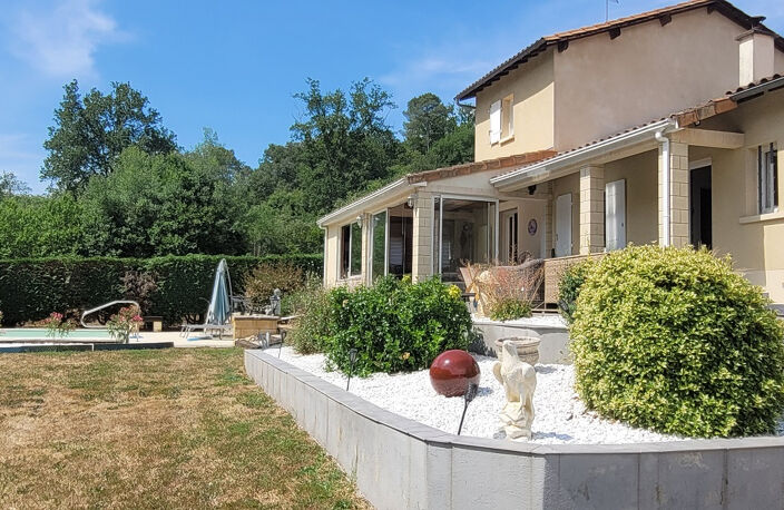 Maison chaleureuse! 2 cuisines. 4/5 chambres. 2 SDE.2 wc. Ss/sol. Garage. Piscine 11 X 6M. 2 Terrasses. Jardin clos de  2678 m2 — photo 3