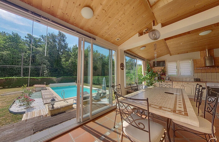 Maison chaleureuse! 2 cuisines. 4/5 chambres. 2 SDE.2 wc. Ss/sol. Garage. Piscine 11 X 6M. 2 Terrasses. Jardin clos de  2678 m2 — photo 4