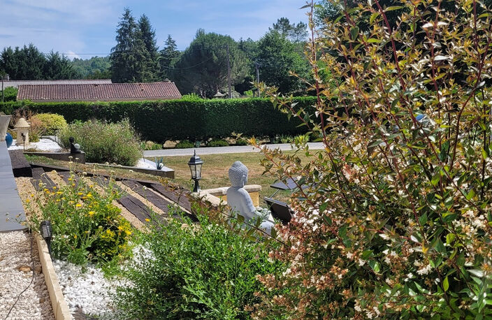 Maison chaleureuse! 2 cuisines. 4/5 chambres. 2 SDE.2 wc. Ss/sol. Garage. Piscine 11 X 6M. 2 Terrasses. Jardin clos de  2678 m2 — photo 5