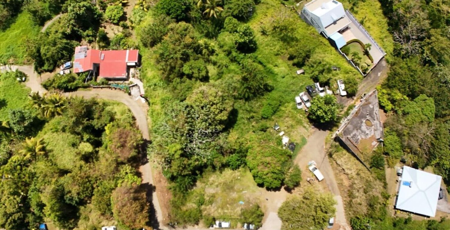 TERRAIN CONSTRUCTIBLE  de 3 242 m² -Emprise au sol 50 % -LE FRANÇOIS — photo 1