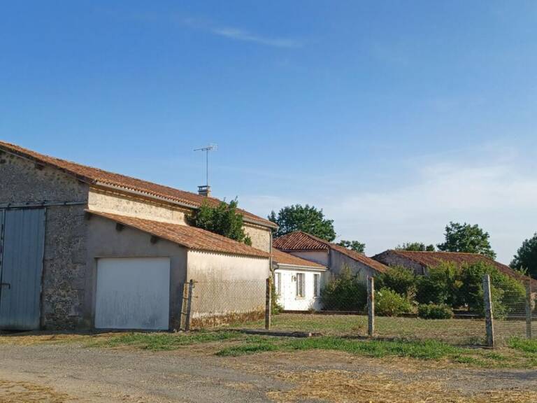 Ancienne ferme entourée de granges en pierres — photo 1