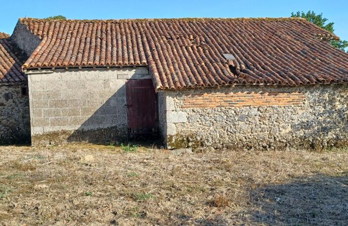 Ancienne ferme entourée de granges en pierres — photo 4