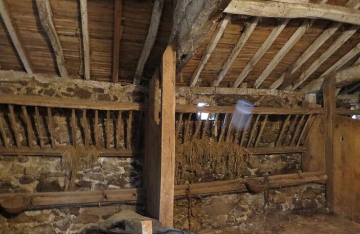 Ancienne ferme entourée de granges en pierres — photo 5