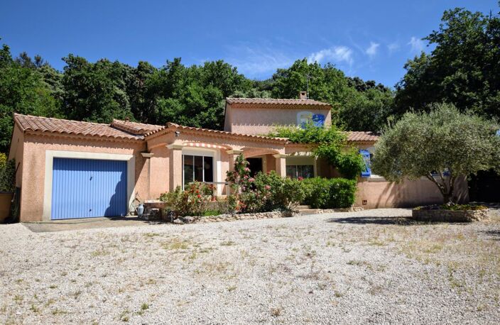 Maison À Vendre - 3 chambres de plain-pied avec piscine, garage et stationnement — photo 2