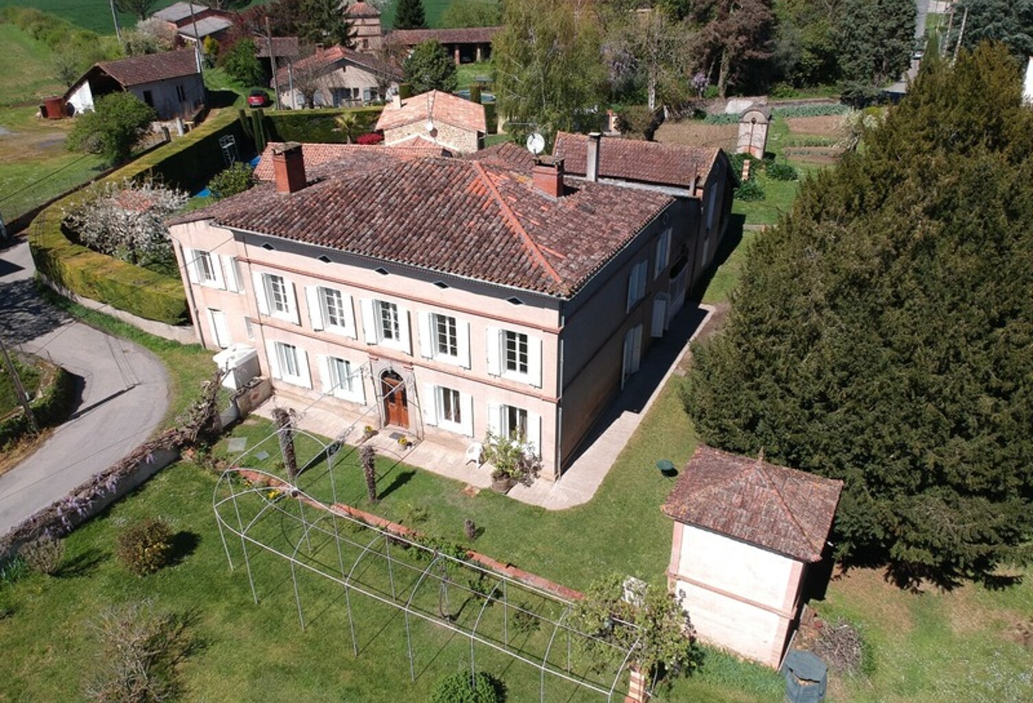 MAISON DE MAITRE AVEC  DEPENDANCES DEUX PIGEONNIERS SUR PARC DE 5000M² — photo 1
