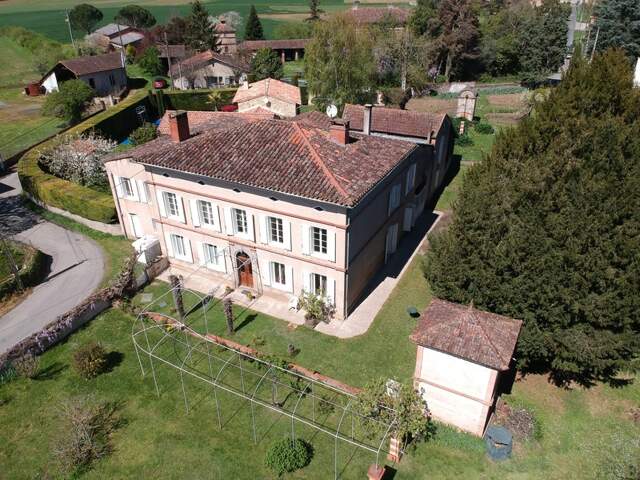 MAISON DE MAITRE AVEC  DEPENDANCES DEUX PIGEONNIERS SUR PARC DE 5000M² — photo du bien