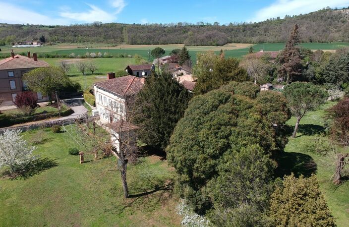 MAISON DE MAITRE AVEC  DEPENDANCES DEUX PIGEONNIERS SUR PARC DE 5000M² — photo 2