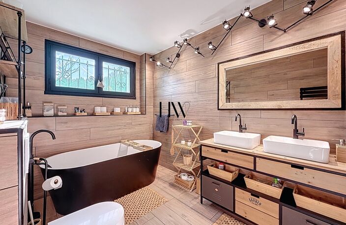Chalet à vendre - entièrement rénovée avec vue panoramique lac et montagne -  8 pièces SEVRIER (74) — photo 3