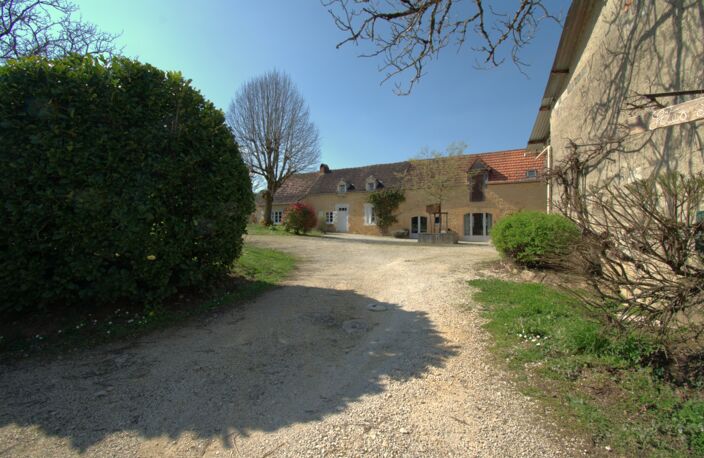 SAINT GENIES (24), vente propriété 277 m2 sur 4 ha, gîtes en activité — photo 4