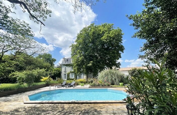 Château + gîte avec activité d’hébergement touristique proche de COGNAC (16) — photo 2