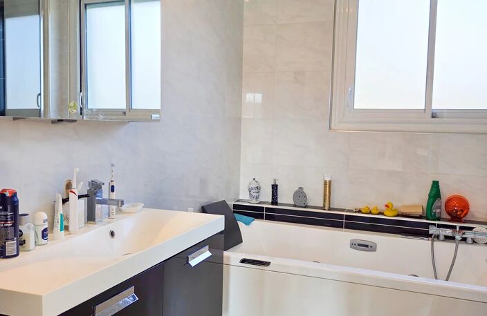 RARE MAISON SUR PARCELLE ARBORÉE DE 2 700 M² — photo 5