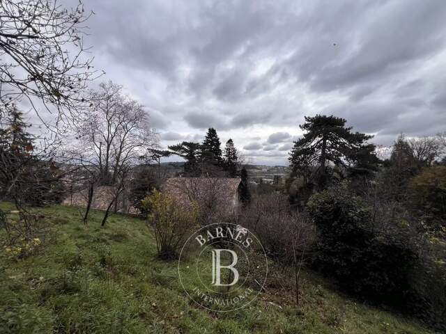 BRIGNAIS - Propriété remarquable avec maison ancienne à rénover - 5 chambres - Terrain de 12000 m² dont environ 3000 m² constructibles — photo du bien