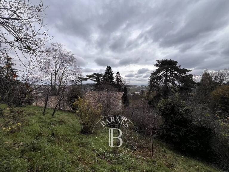 BRIGNAIS - Propriété remarquable avec maison ancienne à rénover - 5 chambres - Terrain de 12000 m² dont environ 3000 m² constructibles — photo 1