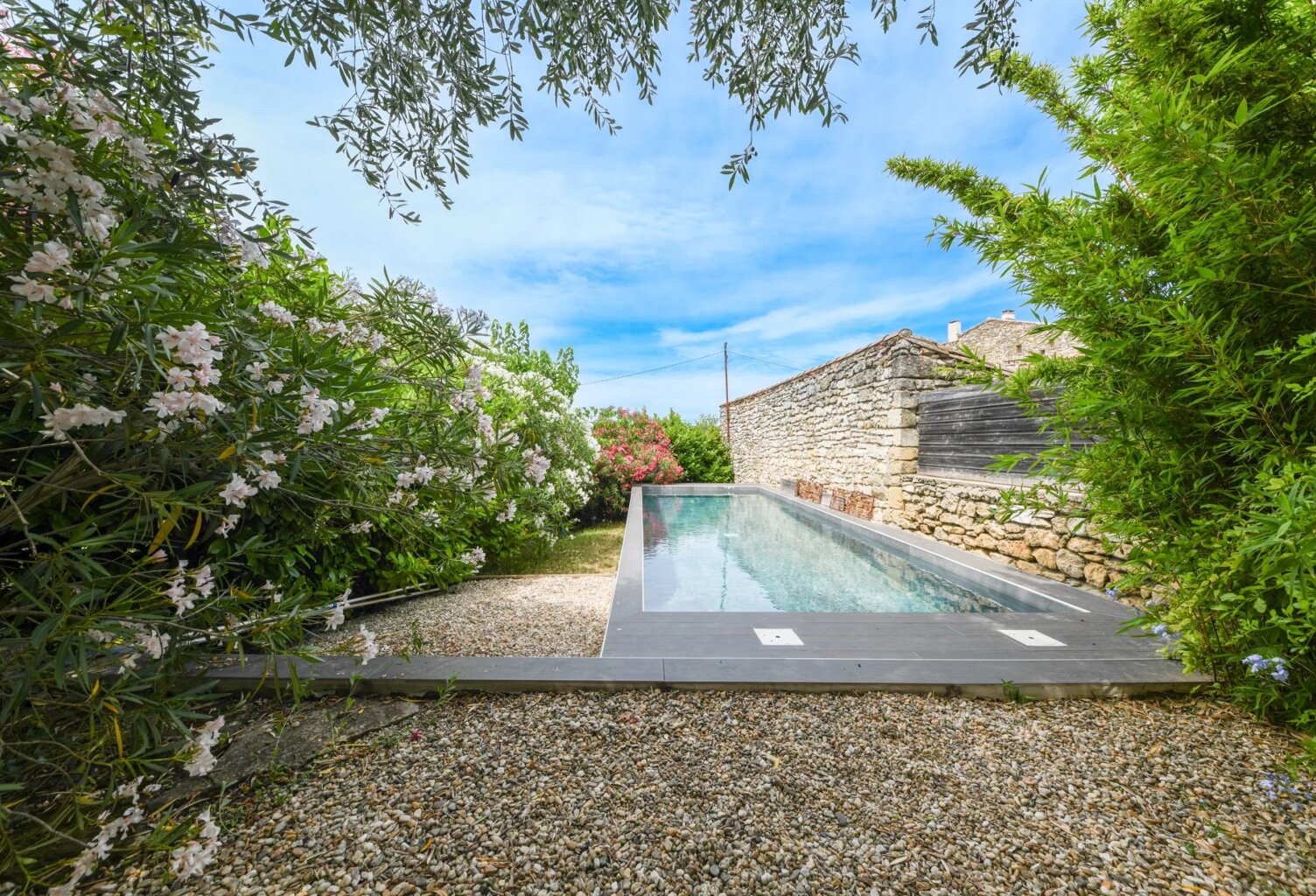 Maison de village en pierre avec jardin et piscine — photo 1