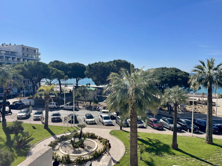JUAN LES PINS, LE CENTER BAY, BEAU 3 PIECES VUE MER — photo 1