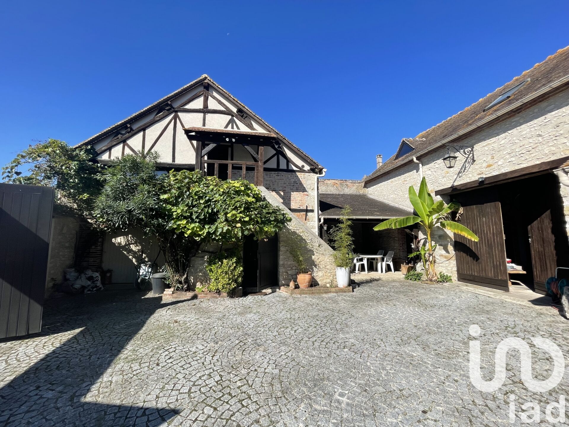 Saint-Germain-Laval - 257m² - 6p. - 1ch.