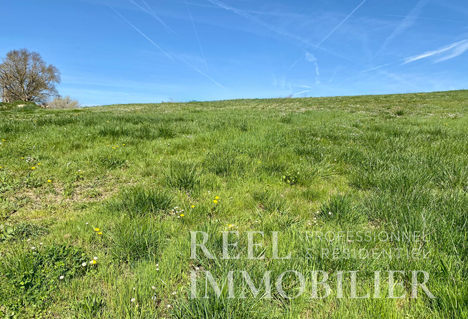 Terrain constructible d'environ 1400m2 à 5 minutes de l'isle jourdain — photo 1
